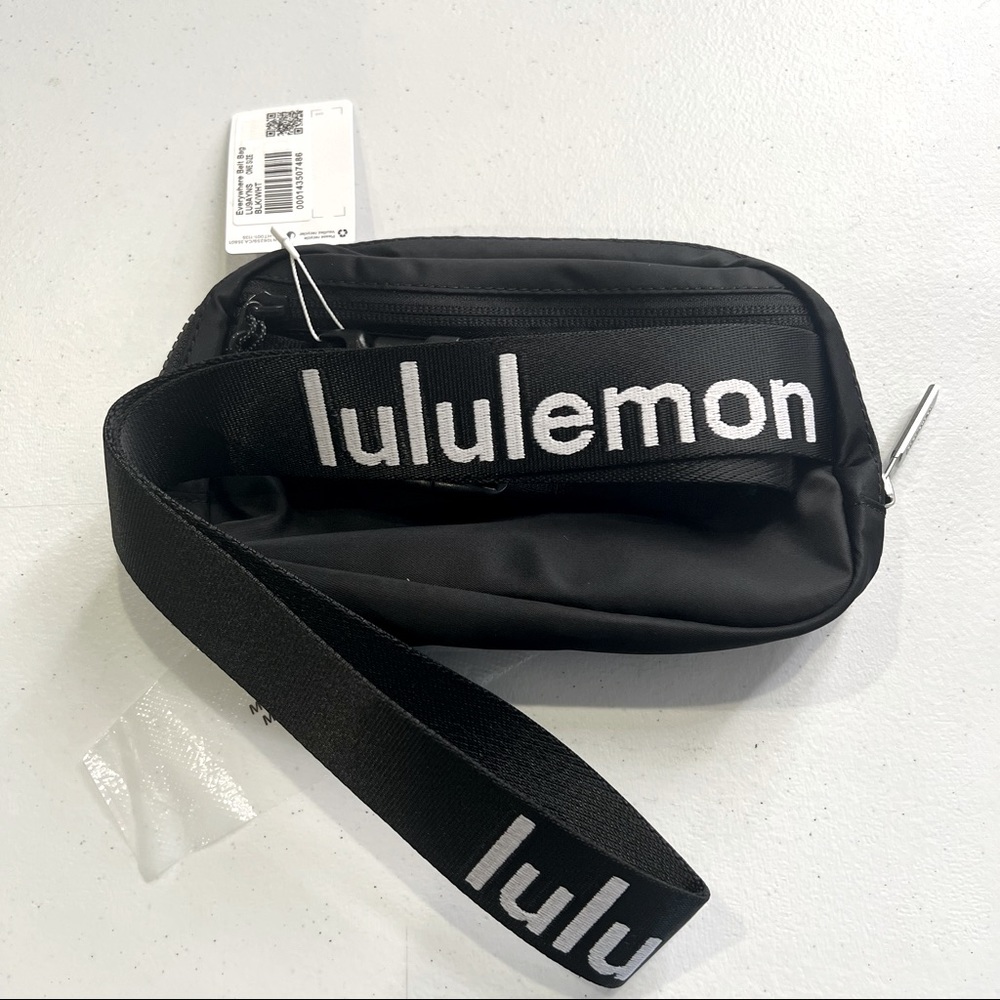 NWT lululemon everywhere belt bag in black/white logo